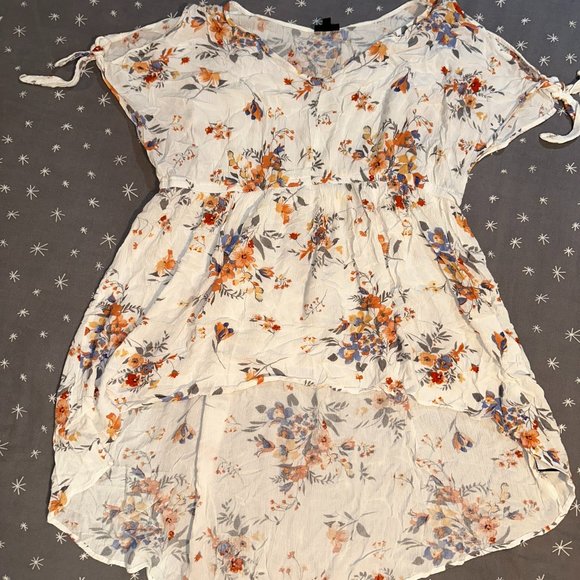 TORRID FLORAL HIGH LOW WHITE TOP COLD SHOULDER SIZE 2X - Picture 2 of 5